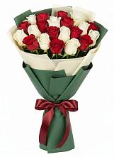 Букет Микс из красных и белых роз в Урмарах