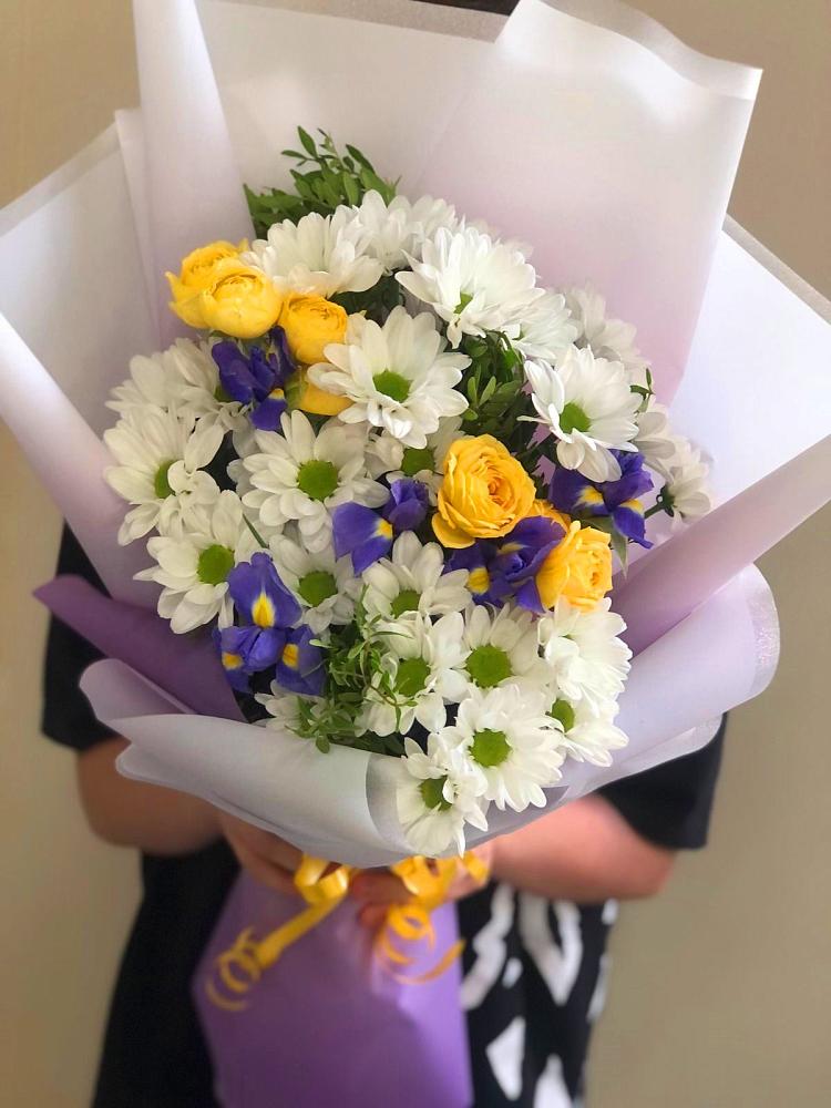 Букет цветов из: Ирисы, Хризантемы и Розы в Урмарах