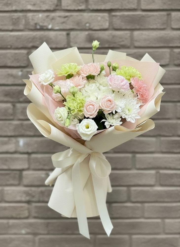 Букет цветов из: Гвоздики, Розы, Лизиантусы и Хризантемы в Урмарах