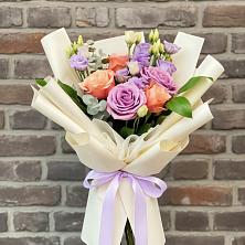 Букет цветов из:  Лизиантусы и Розы в Урмарах