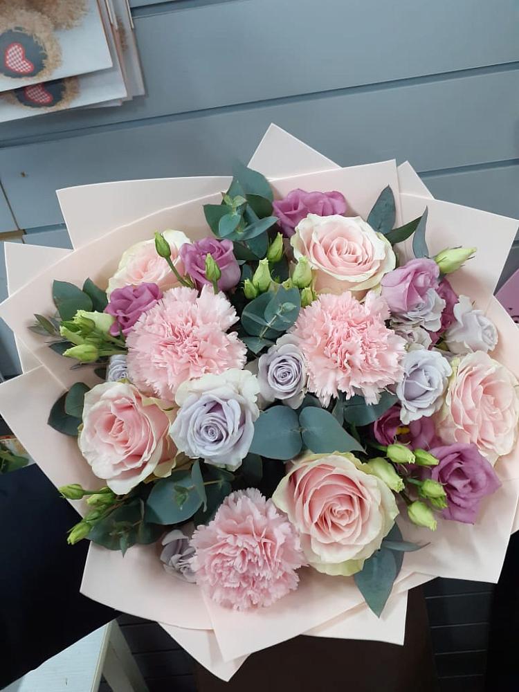 Букет цветов из: Розы, Гвоздики и Лизиантусы в Урмарах